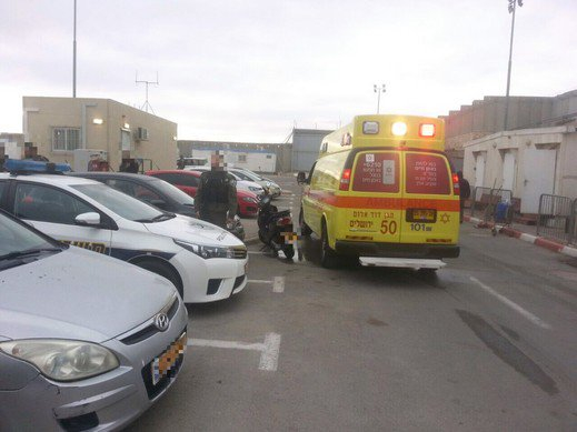  اصابة اسرائيلية بعملية طعن في معبر قلنديا واعتقال شابة من رام الله